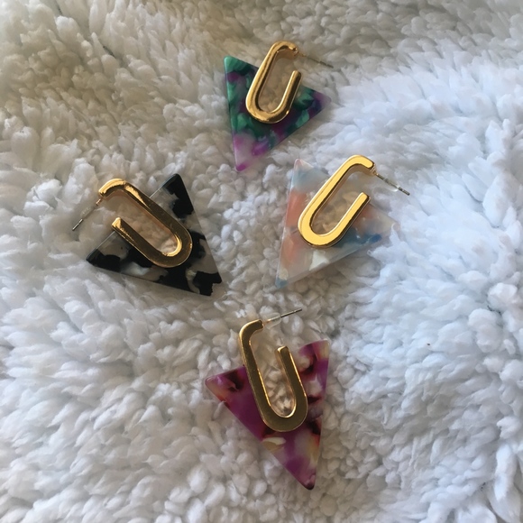 Marble Acid Tortoise Shell Triangle Gold Earrings - Picture 5 of 7